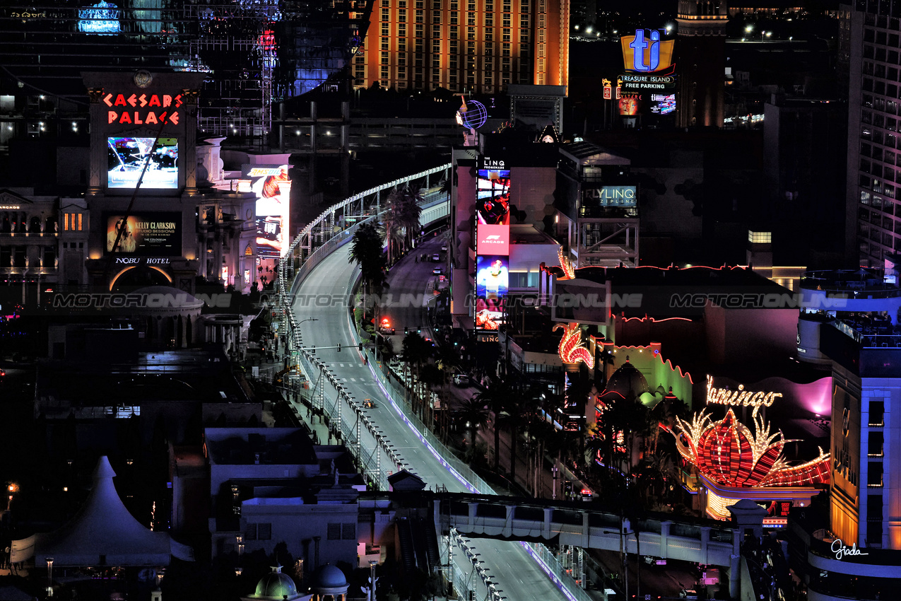 GP LAS VEGAS, Oscar Piastri (AUS) McLaren MCL39.

20.11.2025. Formula 1 World Championship, Rd 22, Las Vegas Grand Prix, Las Vegas, Nevada, USA, Practice Day

- www.xpbimages.com, EMail: requests@xpbimages.com © Copyright: Moy / XPB Images