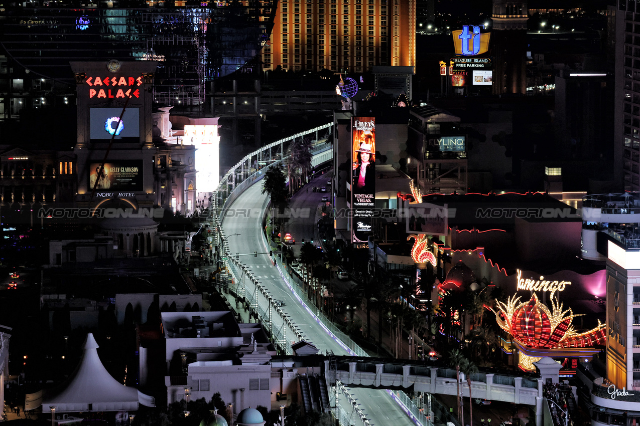 GP LAS VEGAS, George Russell (GBR) Mercedes AMG F1 W16.

20.11.2025. Formula 1 World Championship, Rd 22, Las Vegas Grand Prix, Las Vegas, Nevada, USA, Practice Day

- www.xpbimages.com, EMail: requests@xpbimages.com © Copyright: Moy / XPB Images
