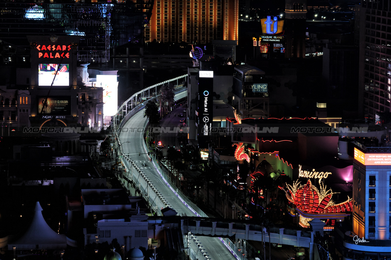 GP LAS VEGAS, George Russell (GBR) Mercedes AMG F1 W16.
20.11.2025. Formula 1 World Championship, Rd 22, Las Vegas Grand Prix, Las Vegas, Nevada, USA, Practice Day
- www.xpbimages.com, EMail: requests@xpbimages.com © Copyright: Moy / XPB Images