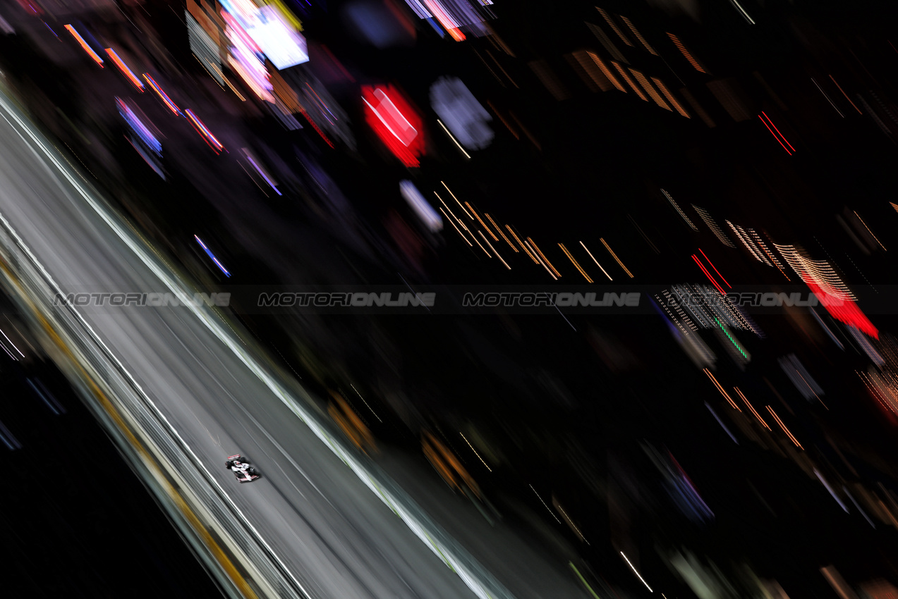 GP LAS VEGAS, Esteban Ocon (FRA) Haas VF-25.

20.11.2025. Formula 1 World Championship, Rd 22, Las Vegas Grand Prix, Las Vegas, Nevada, USA, Practice Day

- www.xpbimages.com, EMail: requests@xpbimages.com © Copyright: Moy / XPB Images