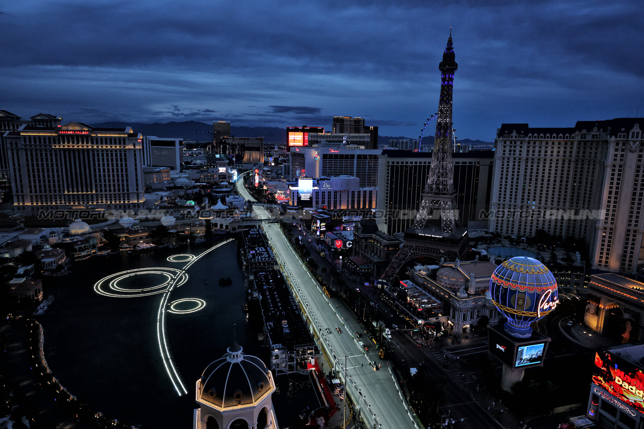 GP LAS VEGAS, Andrea Kimi Antonelli (ITA) Mercedes AMG F1 W16 e Max Verstappen (NLD) Red Bull Racing RB21.

20.11.2025. Formula 1 World Championship, Rd 22, Las Vegas Grand Prix, Las Vegas, Nevada, USA, Practice Day

- www.xpbimages.com, EMail: requests@xpbimages.com © Copyright: Moy / XPB Images