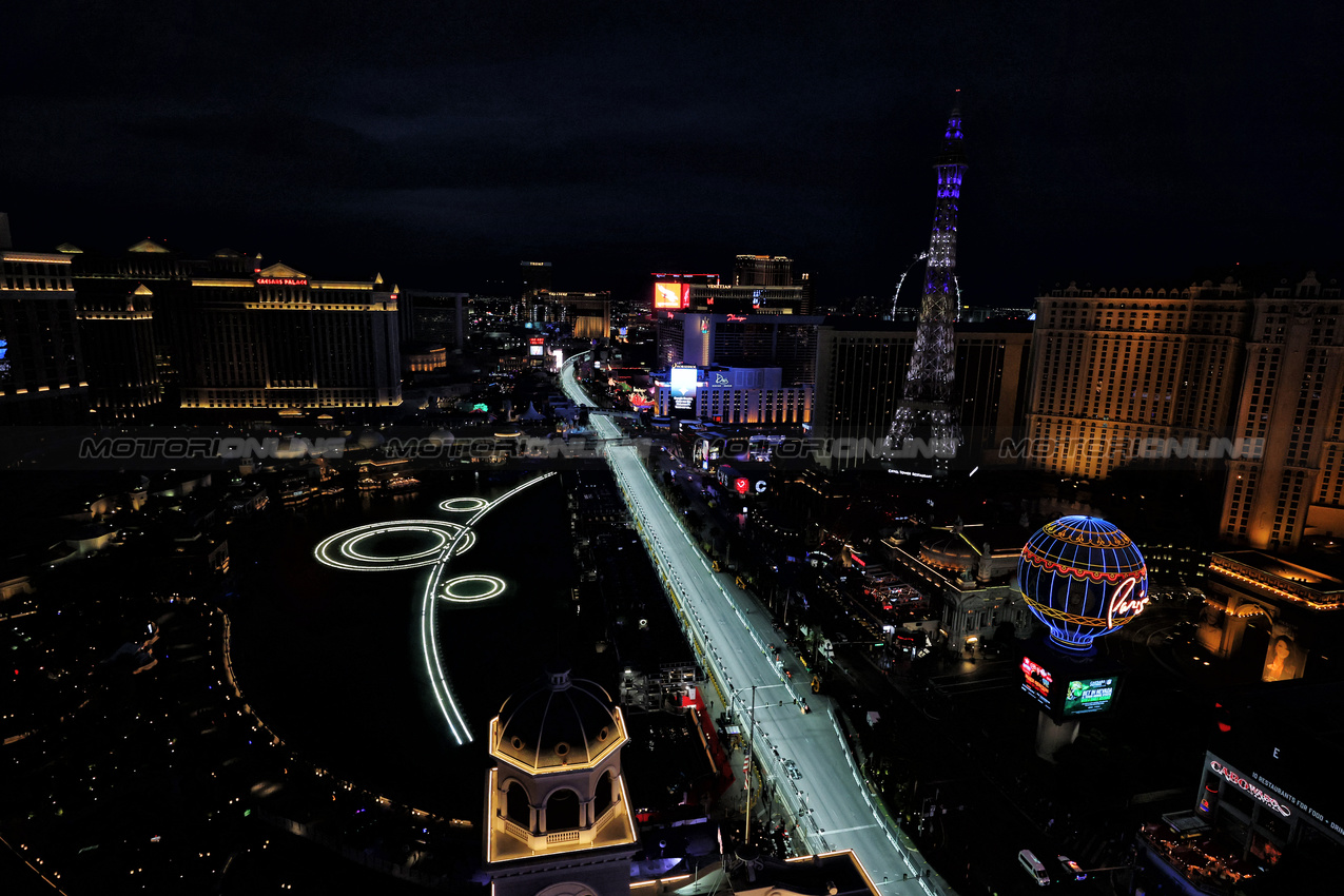 GP LAS VEGAS, George Russell (GBR) Mercedes AMG F1 W16.
20.11.2025. Formula 1 World Championship, Rd 22, Las Vegas Grand Prix, Las Vegas, Nevada, USA, Practice Day
- www.xpbimages.com, EMail: requests@xpbimages.com © Copyright: Moy / XPB Images