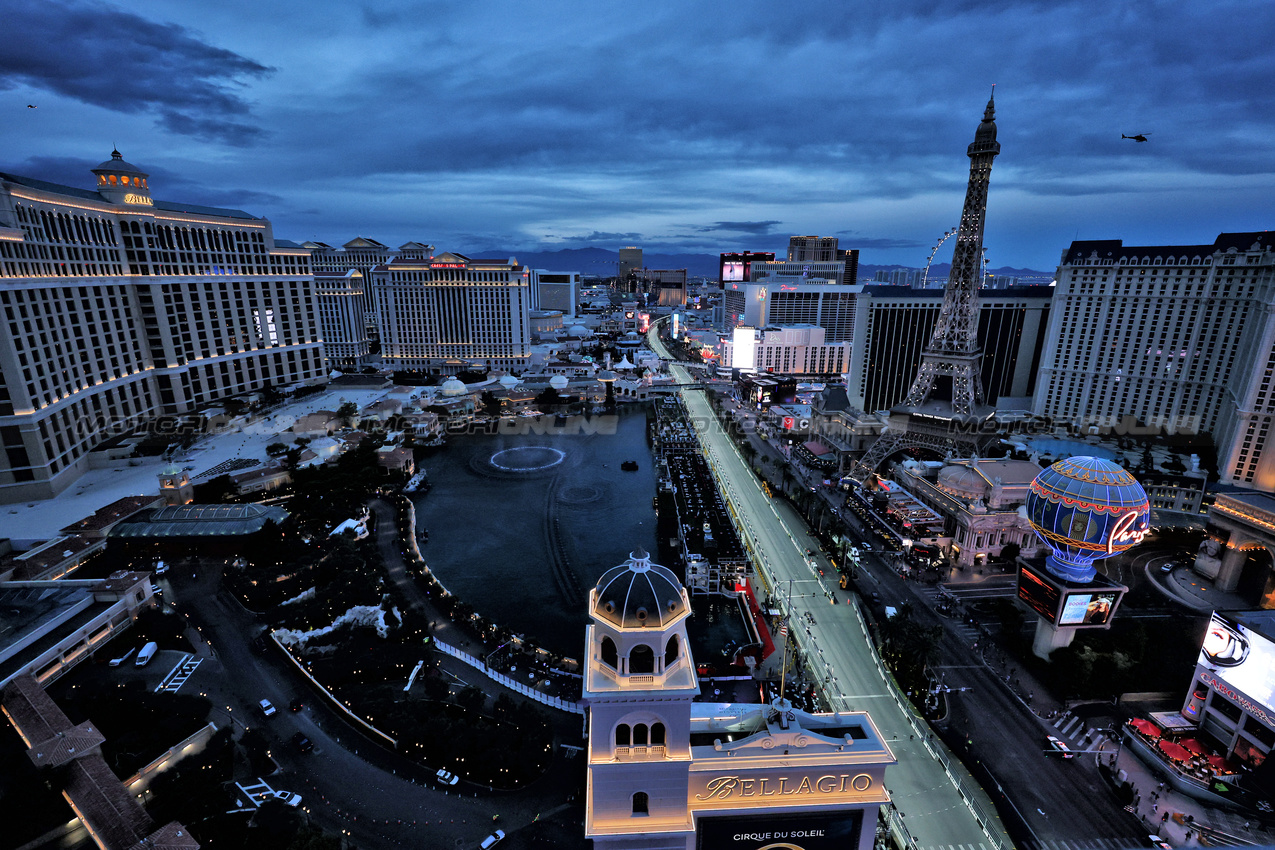 GP LAS VEGAS, Carlos Sainz (ESP) Atlassian Williams Racing FW47.
20.11.2025. Formula 1 World Championship, Rd 22, Las Vegas Grand Prix, Las Vegas, Nevada, USA, Practice Day
- www.xpbimages.com, EMail: requests@xpbimages.com © Copyright: Moy / XPB Images