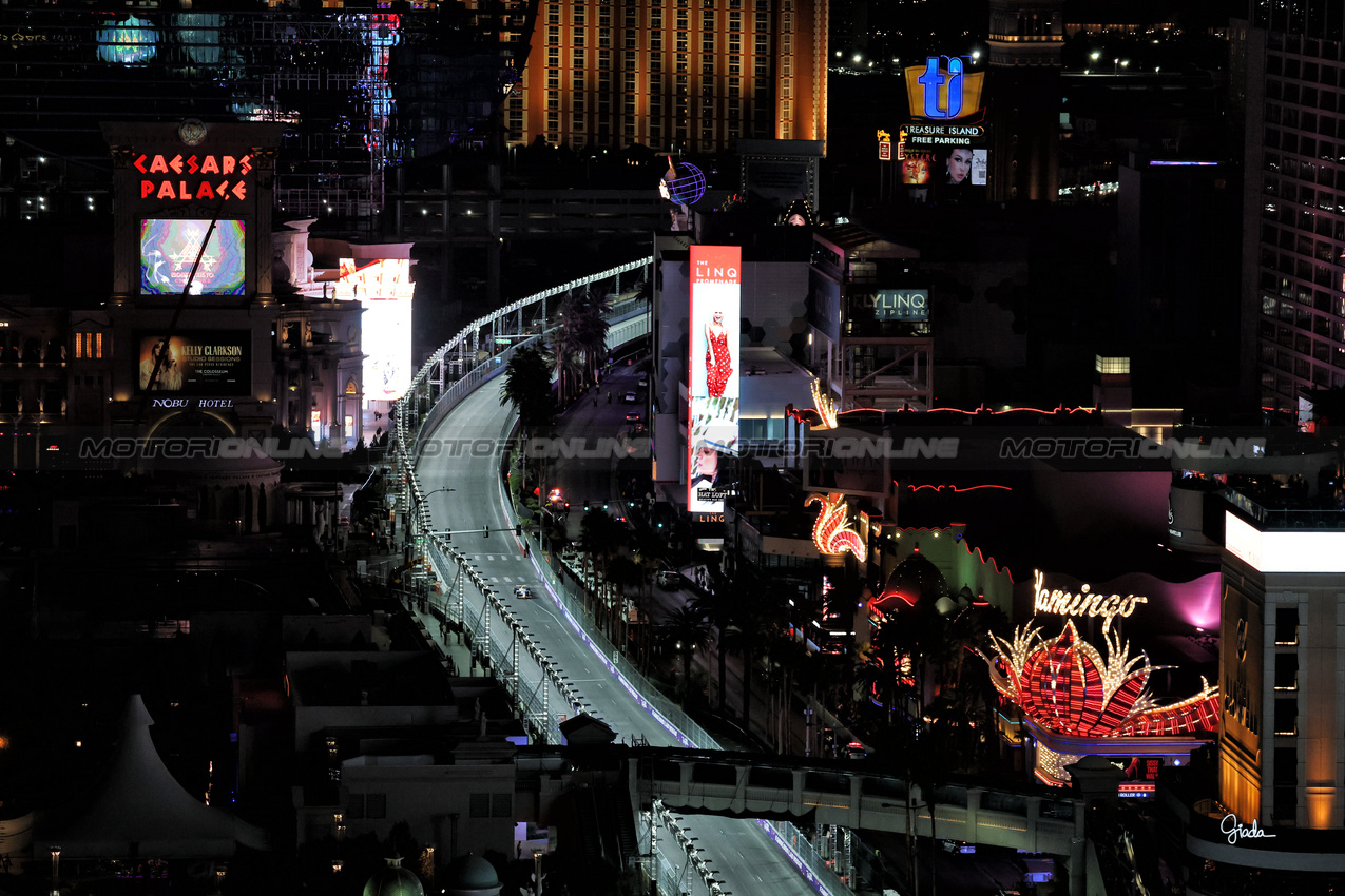 GP LAS VEGAS, Liam Lawson (NZL) Racing Bulls VCARB 02.

20.11.2025. Formula 1 World Championship, Rd 22, Las Vegas Grand Prix, Las Vegas, Nevada, USA, Practice Day

- www.xpbimages.com, EMail: requests@xpbimages.com © Copyright: Moy / XPB Images