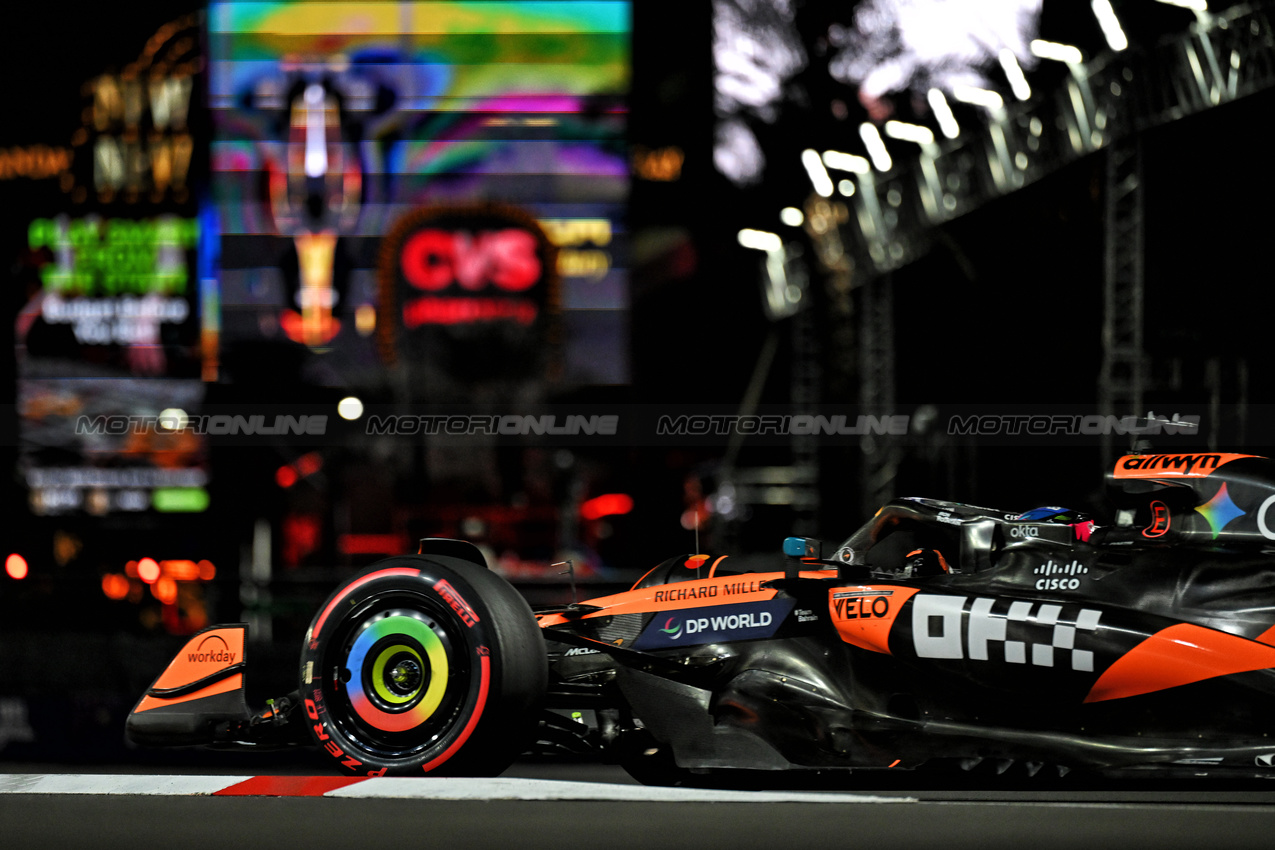 GP LAS VEGAS, Oscar Piastri (AUS) McLaren MCL39.

20.11.2025. Formula 1 World Championship, Rd 22, Las Vegas Grand Prix, Las Vegas, Nevada, USA, Practice Day

- www.xpbimages.com, EMail: requests@xpbimages.com © Copyright: Price	/ XPB Images