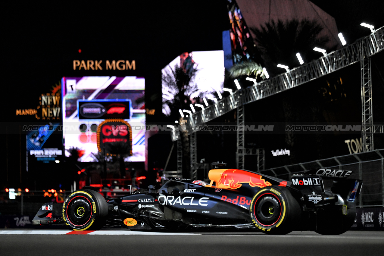 GP LAS VEGAS, Max Verstappen (NLD) Red Bull Racing RB21.
20.11.2025. Formula 1 World Championship, Rd 22, Las Vegas Grand Prix, Las Vegas, Nevada, USA, Practice Day
- www.xpbimages.com, EMail: requests@xpbimages.com © Copyright: Price / XPB Images