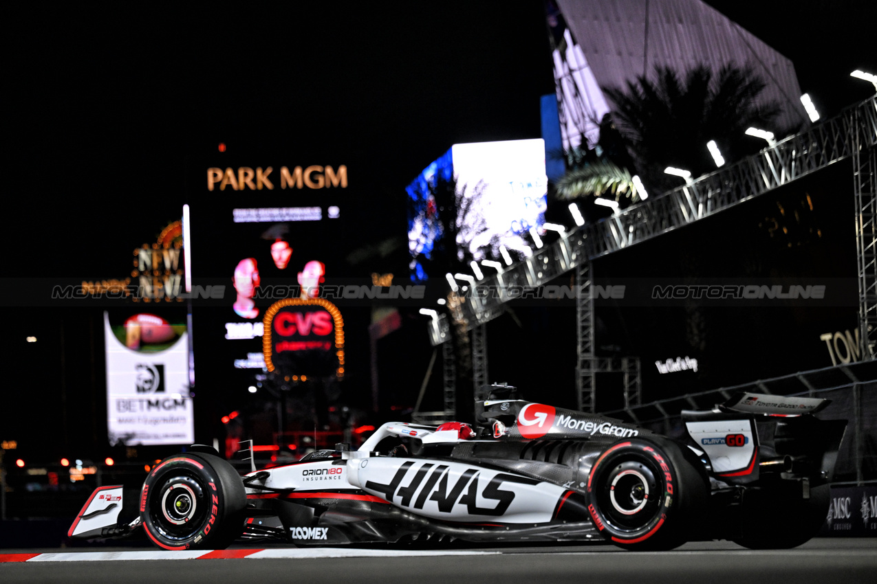GP LAS VEGAS, Esteban Ocon (FRA) Haas VF-25.
20.11.2025. Formula 1 World Championship, Rd 22, Las Vegas Grand Prix, Las Vegas, Nevada, USA, Practice Day
- www.xpbimages.com, EMail: requests@xpbimages.com © Copyright: Price / XPB Images