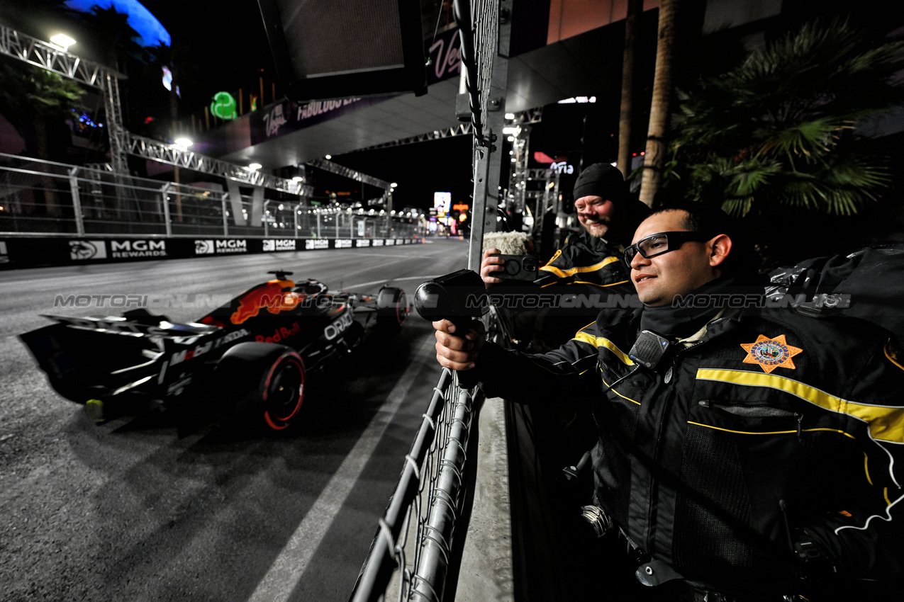 GP LAS VEGAS, Max Verstappen (NLD) Red Bull Racing RB21 has his speed checked by a local policeman.

20.11.2025. Formula 1 World Championship, Rd 22, Las Vegas Grand Prix, Las Vegas, Nevada, USA, Practice Day

- www.xpbimages.com, EMail: requests@xpbimages.com © Copyright: Price	/ XPB Images