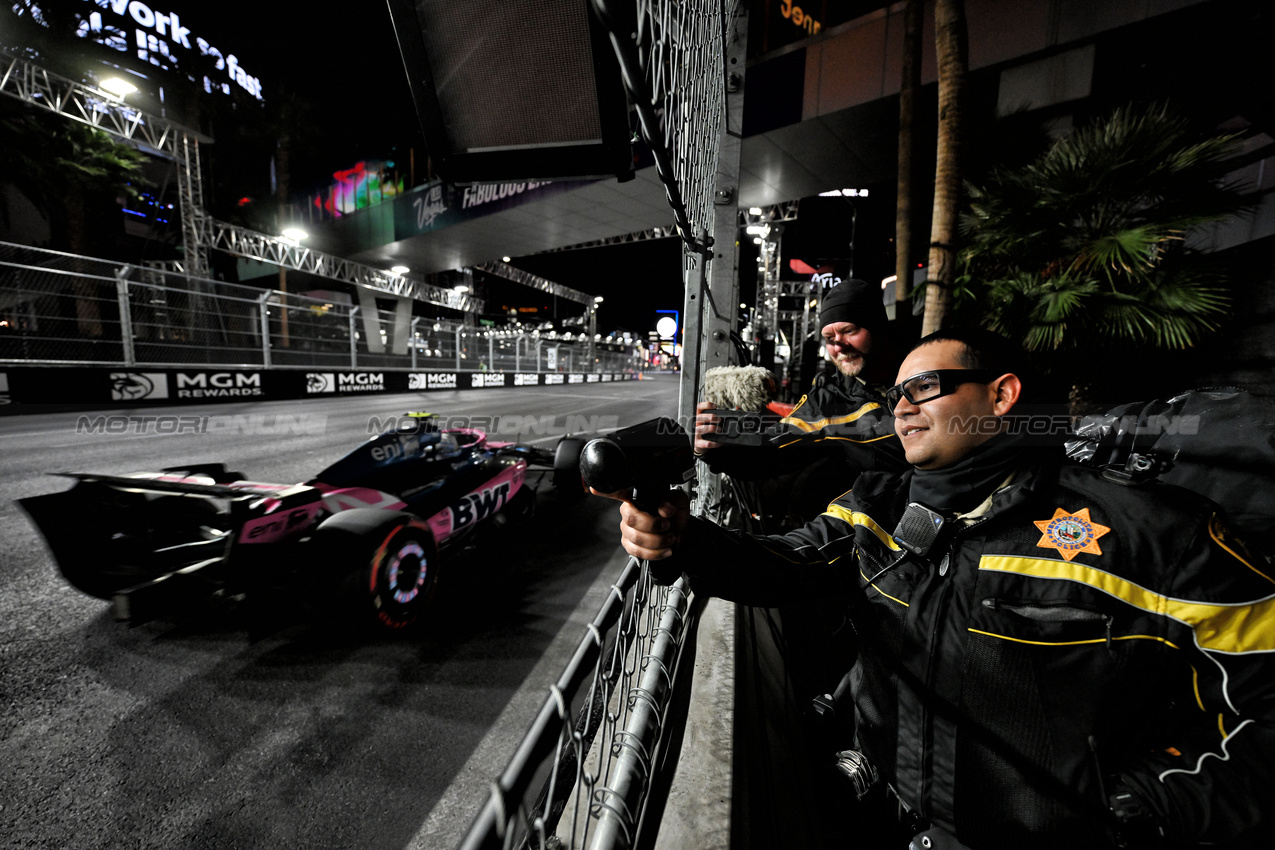 GP LAS VEGAS, Franco Colapinto (ARG) Alpine F1 Team A525 has his speed checked by a local policeman.
20.11.2025. Formula 1 World Championship, Rd 22, Las Vegas Grand Prix, Las Vegas, Nevada, USA, Practice Day
- www.xpbimages.com, EMail: requests@xpbimages.com © Copyright: Price / XPB Images