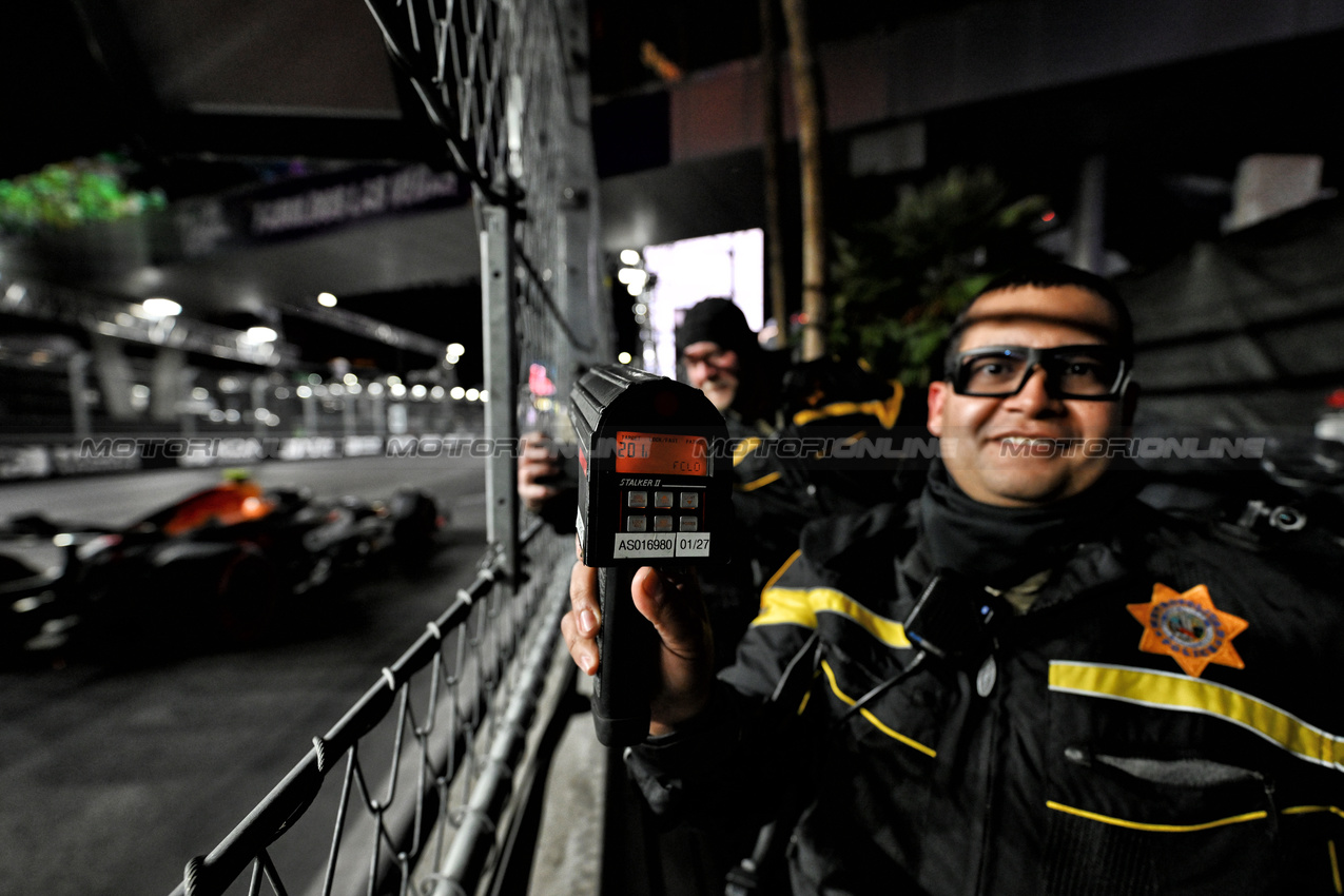 GP LAS VEGAS, Yuki Tsunoda (JPN) Red Bull Racing RB21 has his speed checked by a local policeman.
20.11.2025. Formula 1 World Championship, Rd 22, Las Vegas Grand Prix, Las Vegas, Nevada, USA, Practice Day
- www.xpbimages.com, EMail: requests@xpbimages.com © Copyright: Price / XPB Images