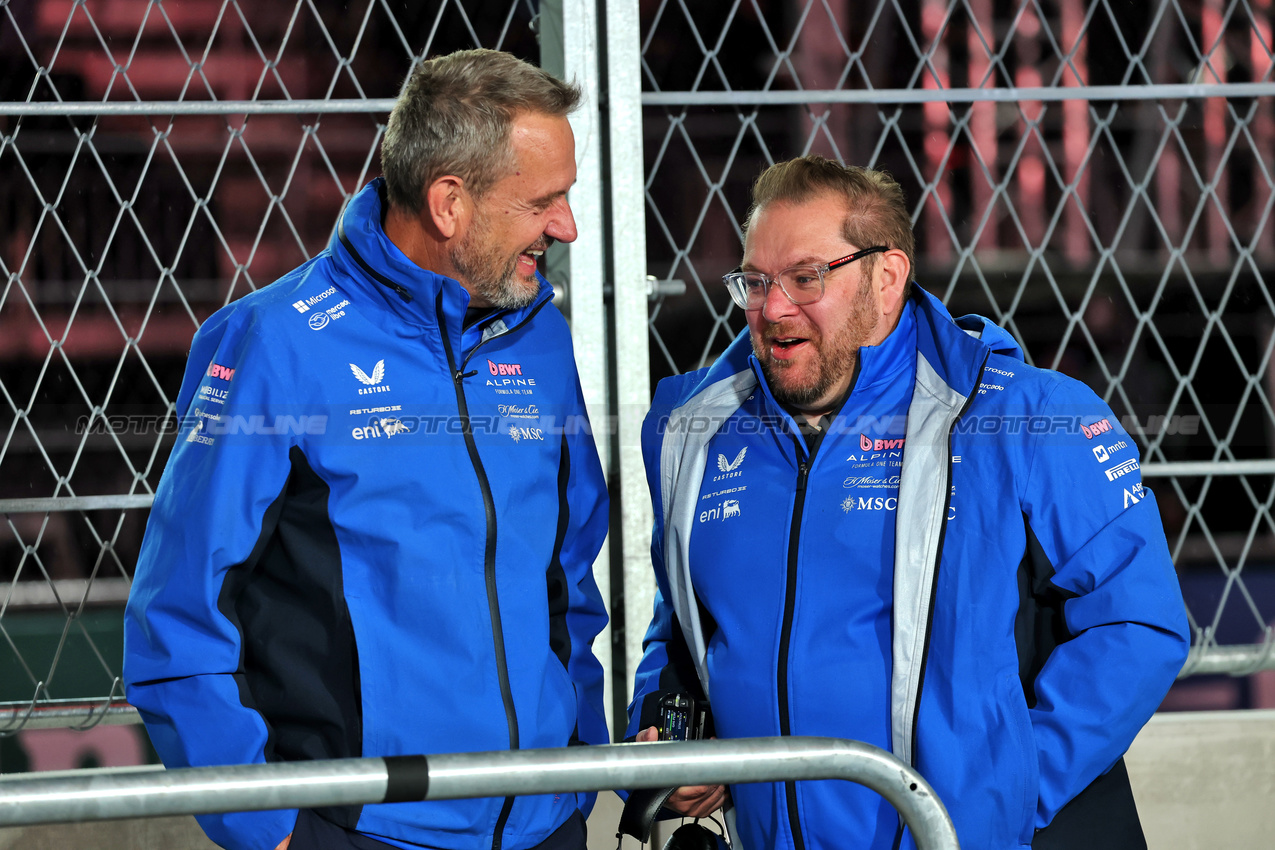 GP LAS VEGAS, (L to R): Steve Nielsen (GBR) Alpine F1 Team Managing Director with Dave Greenwood (GBR) Alpine F1 Team Racing Director.
20.11.2025. Formula 1 World Championship, Rd 22, Las Vegas Grand Prix, Las Vegas, Nevada, USA, Practice Day
- www.xpbimages.com, EMail: requests@xpbimages.com © Copyright: Batchelor / XPB Images