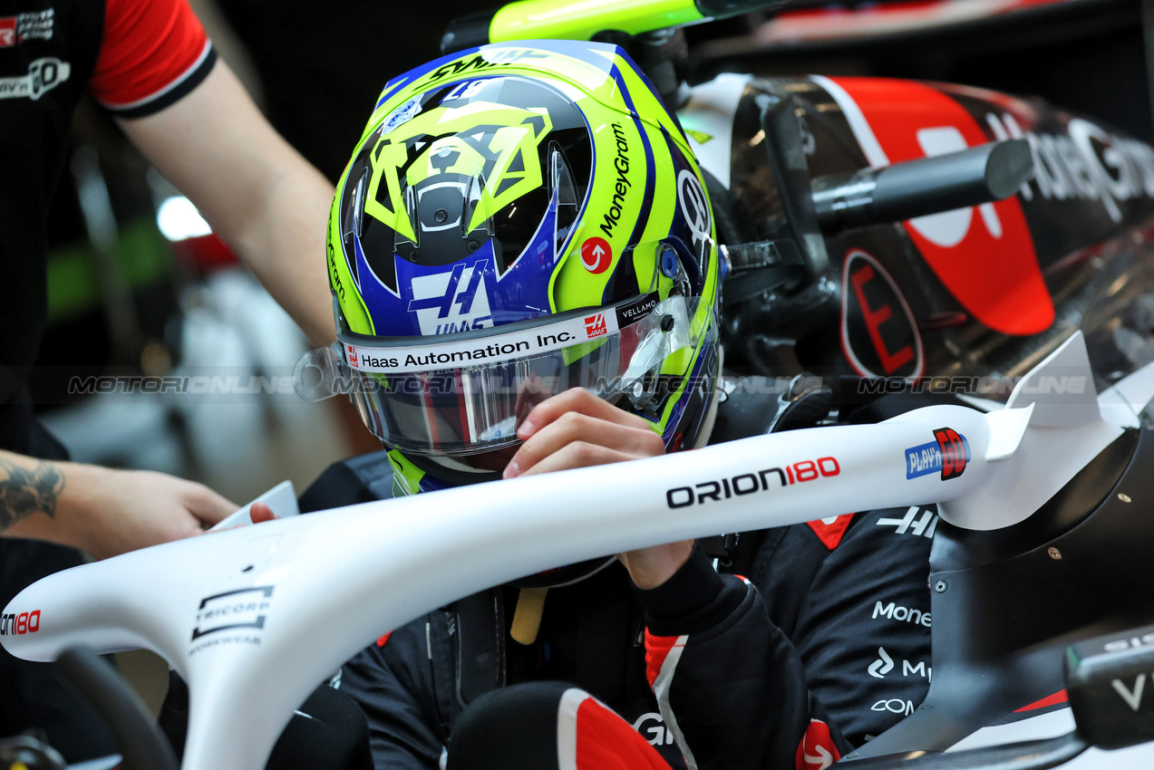 GP LAS VEGAS, Oliver Bearman (GBR) Haas VF-25.

20.11.2025. Formula 1 World Championship, Rd 22, Las Vegas Grand Prix, Las Vegas, Nevada, USA, Practice Day

- www.xpbimages.com, EMail: requests@xpbimages.com © Copyright: Batchelor / XPB Images