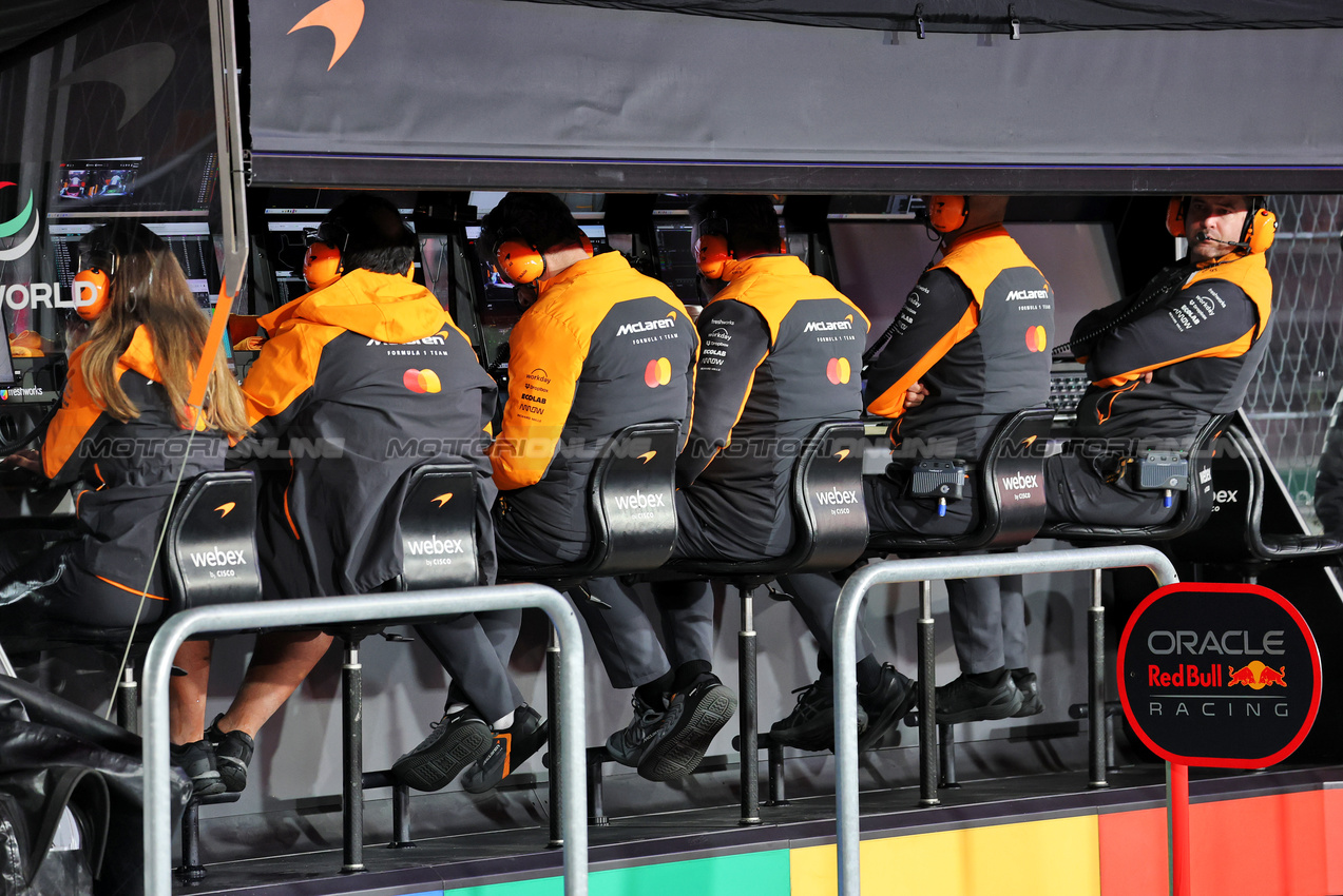 GP LAS VEGAS, McLaren pit gantry.
20.11.2025. Formula 1 World Championship, Rd 22, Las Vegas Grand Prix, Las Vegas, Nevada, USA, Practice Day
- www.xpbimages.com, EMail: requests@xpbimages.com © Copyright: Batchelor / XPB Images