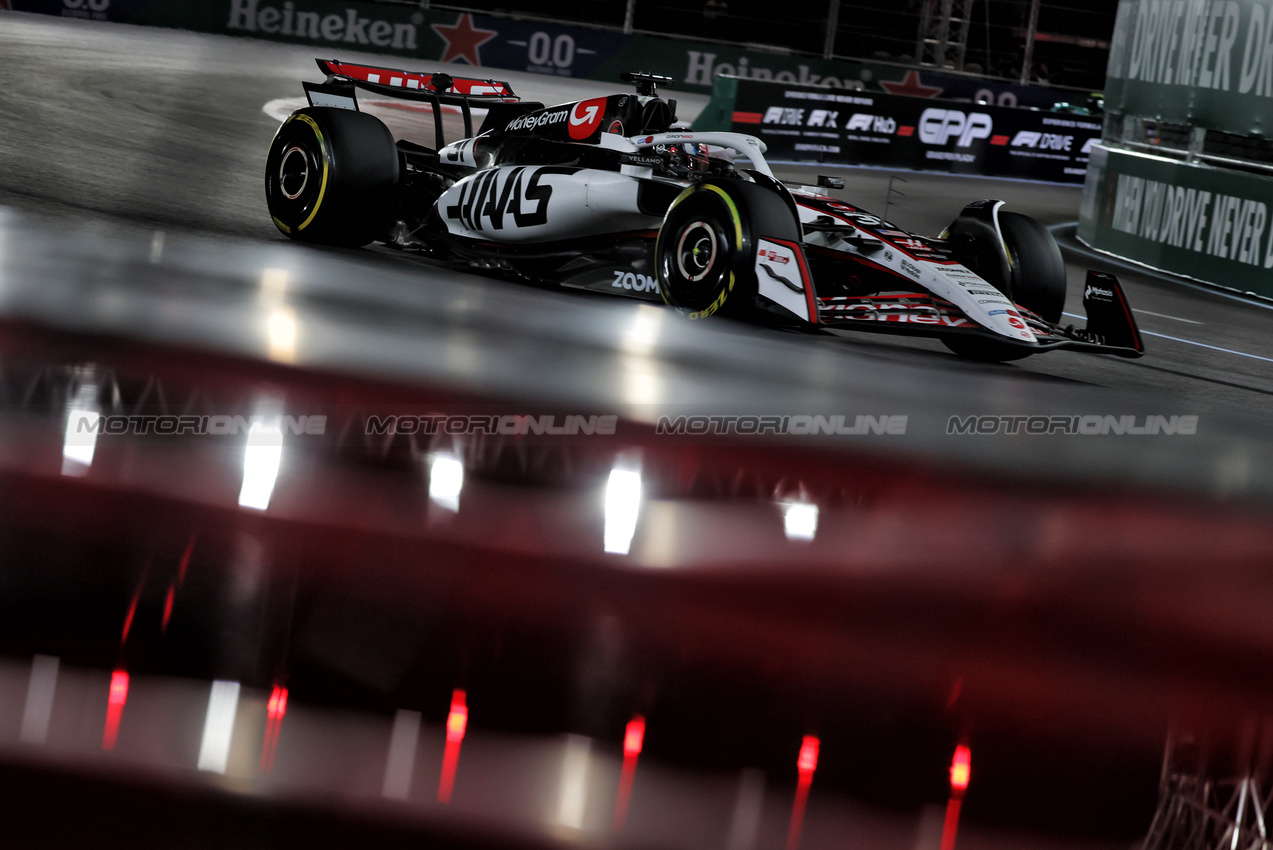 GP LAS VEGAS, Esteban Ocon (FRA) Haas VF-25.

20.11.2025. Formula 1 World Championship, Rd 22, Las Vegas Grand Prix, Las Vegas, Nevada, USA, Practice Day

- www.xpbimages.com, EMail: requests@xpbimages.com © Copyright: Charniaux / XPB Images