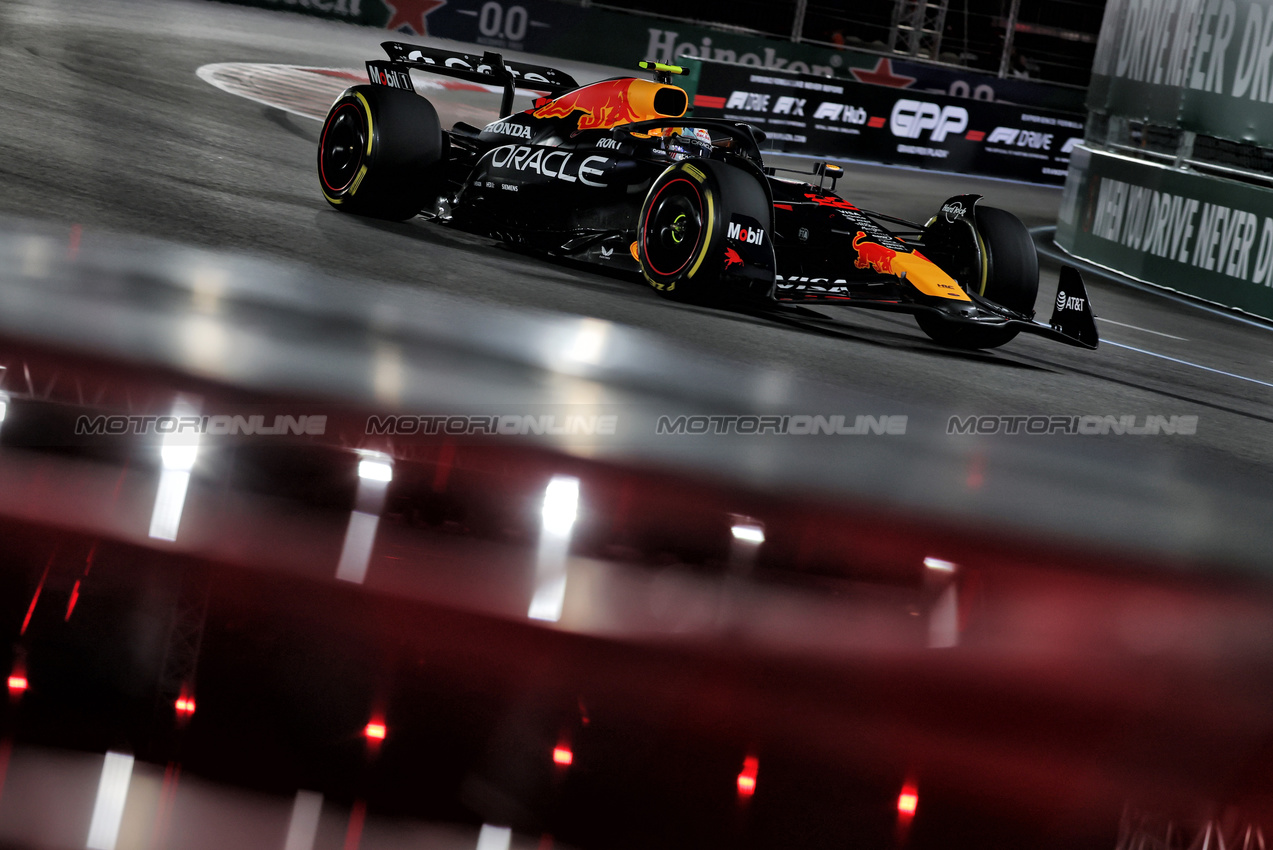 GP LAS VEGAS, Yuki Tsunoda (JPN) Red Bull Racing RB21.
20.11.2025. Formula 1 World Championship, Rd 22, Las Vegas Grand Prix, Las Vegas, Nevada, USA, Practice Day
- www.xpbimages.com, EMail: requests@xpbimages.com © Copyright: Charniaux / XPB Images