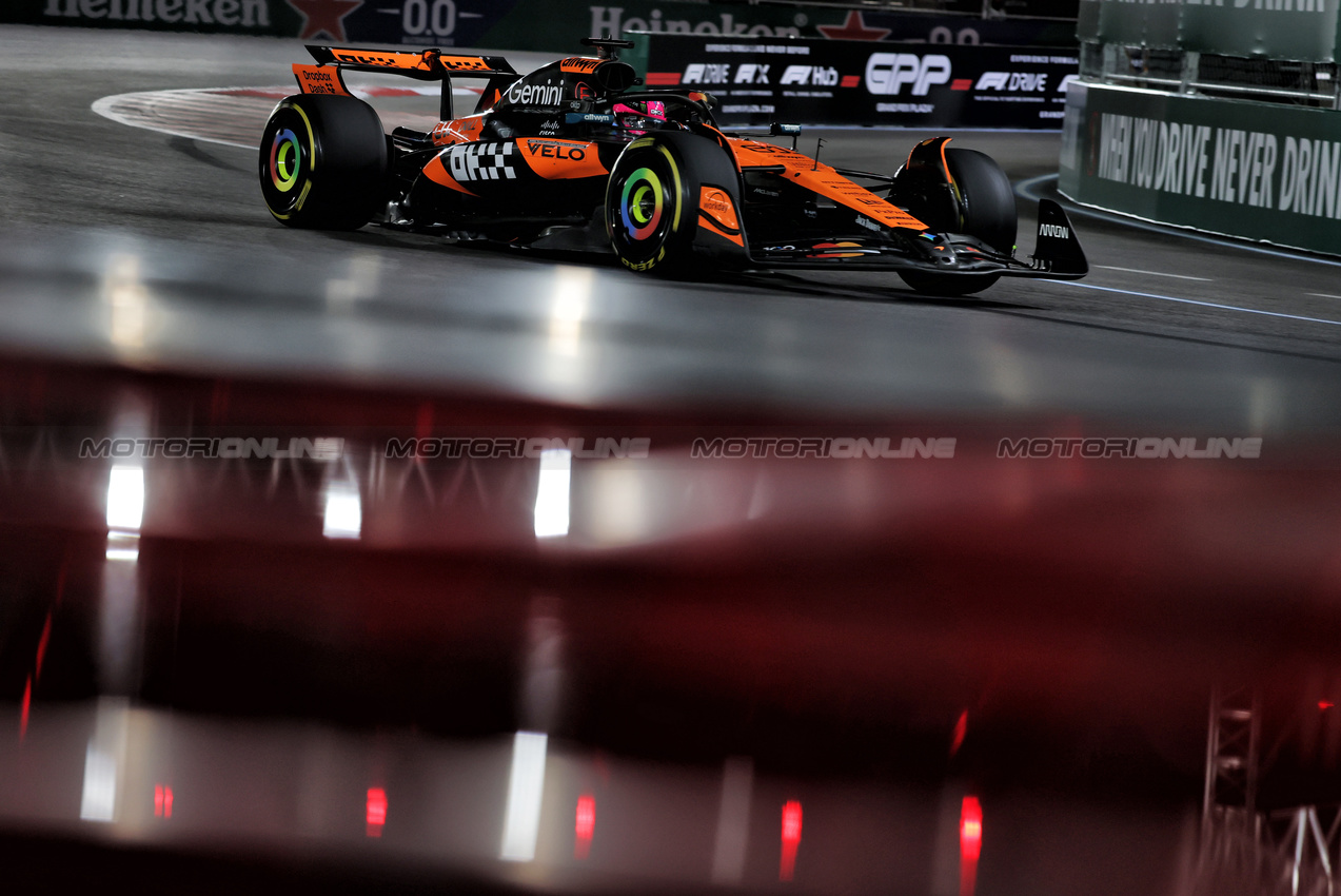 GP LAS VEGAS, Oscar Piastri (AUS) McLaren MCL39.
20.11.2025. Formula 1 World Championship, Rd 22, Las Vegas Grand Prix, Las Vegas, Nevada, USA, Practice Day
- www.xpbimages.com, EMail: requests@xpbimages.com © Copyright: Charniaux / XPB Images
