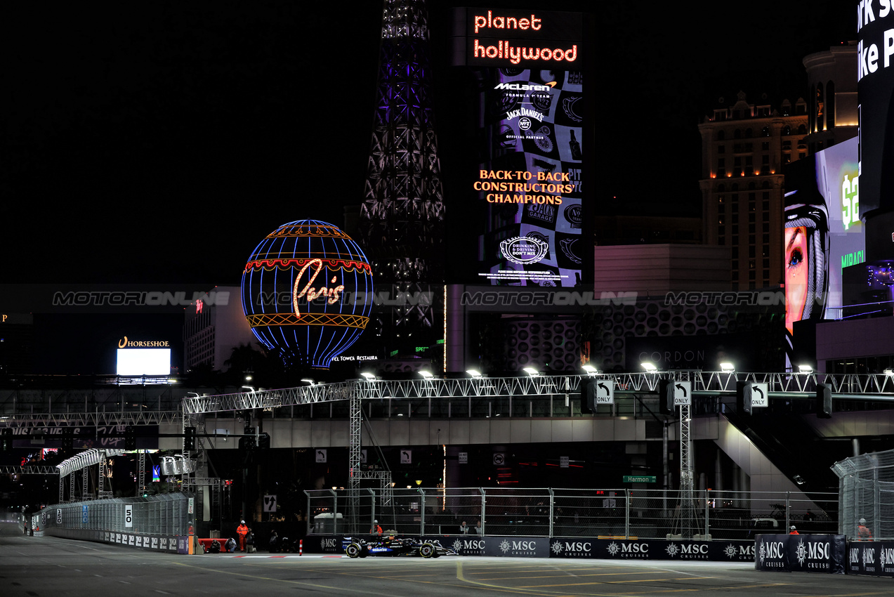 GP LAS VEGAS, Carlos Sainz (ESP) Atlassian Williams Racing FW47.

20.11.2025. Formula 1 World Championship, Rd 22, Las Vegas Grand Prix, Las Vegas, Nevada, USA, Practice Day

- www.xpbimages.com, EMail: requests@xpbimages.com © Copyright: Moy / XPB Images