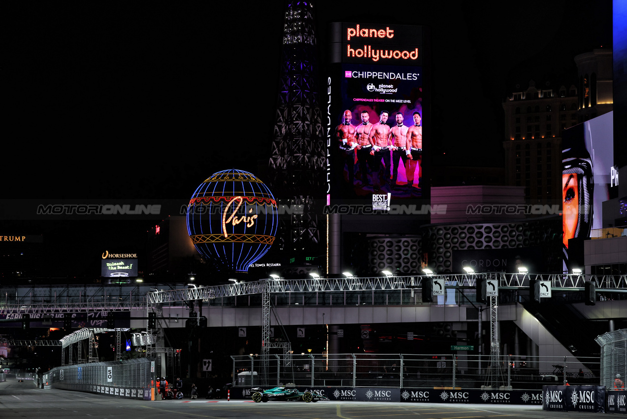 GP LAS VEGAS, Fernando Alonso (ESP) Aston Martin F1 Team AMR25.

20.11.2025. Formula 1 World Championship, Rd 22, Las Vegas Grand Prix, Las Vegas, Nevada, USA, Practice Day

- www.xpbimages.com, EMail: requests@xpbimages.com © Copyright: Moy / XPB Images