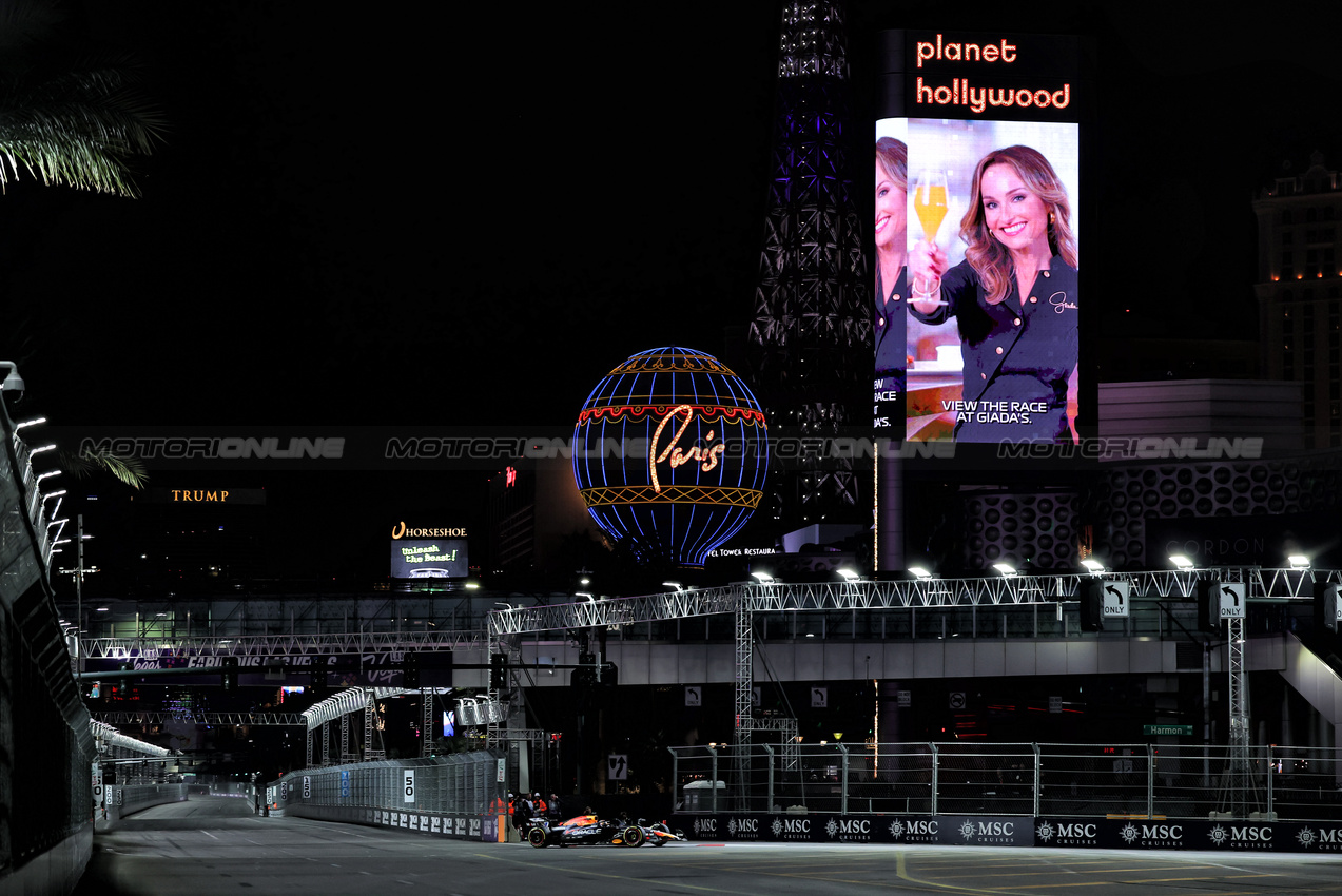 GP LAS VEGAS, Max Verstappen (NLD) Red Bull Racing RB21.

20.11.2025. Formula 1 World Championship, Rd 22, Las Vegas Grand Prix, Las Vegas, Nevada, USA, Practice Day

- www.xpbimages.com, EMail: requests@xpbimages.com © Copyright: Moy / XPB Images