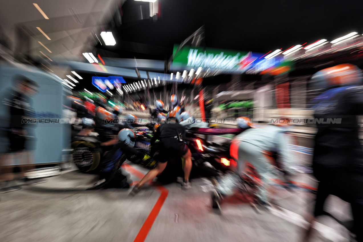 GP LAS VEGAS, Carlos Sainz (ESP) Atlassian Williams Racing FW47 in the pits.
20.11.2025. Formula 1 World Championship, Rd 22, Las Vegas Grand Prix, Las Vegas, Nevada, USA, Practice Day
- www.xpbimages.com, EMail: requests@xpbimages.com © Copyright: Bearne / XPB Images