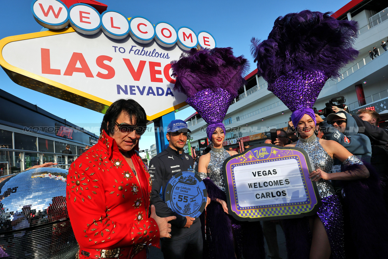 GP LAS VEGAS, Carlos Sainz (ESP) Atlassian Williams Racing with Elvis Impersonators.
20.11.2025. Formula 1 World Championship, Rd 22, Las Vegas Grand Prix, Las Vegas, Nevada, USA, Practice Day
- www.xpbimages.com, EMail: requests@xpbimages.com © Copyright: Moy / XPB Images