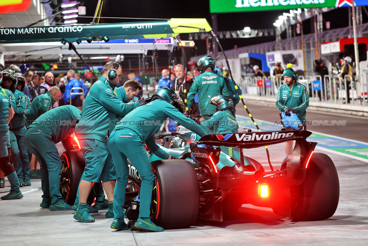 GP LAS VEGAS, Lance Stroll (CDN) Aston Martin F1 Team AMR25 in the pits.

20.11.2025. Formula 1 World Championship, Rd 22, Las Vegas Grand Prix, Las Vegas, Nevada, USA, Practice Day

- www.xpbimages.com, EMail: requests@xpbimages.com © Copyright: Bearne / XPB Images