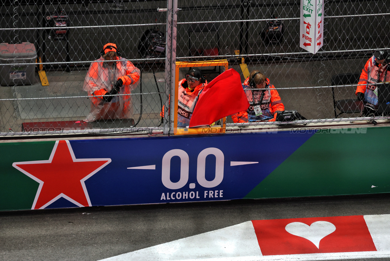 GP LAS VEGAS, Circuit Atmosfera - a marshal waves a red flag in the second practice session.

20.11.2025. Formula 1 World Championship, Rd 22, Las Vegas Grand Prix, Las Vegas, Nevada, USA, Practice Day

- www.xpbimages.com, EMail: requests@xpbimages.com © Copyright: Bearne / XPB Images