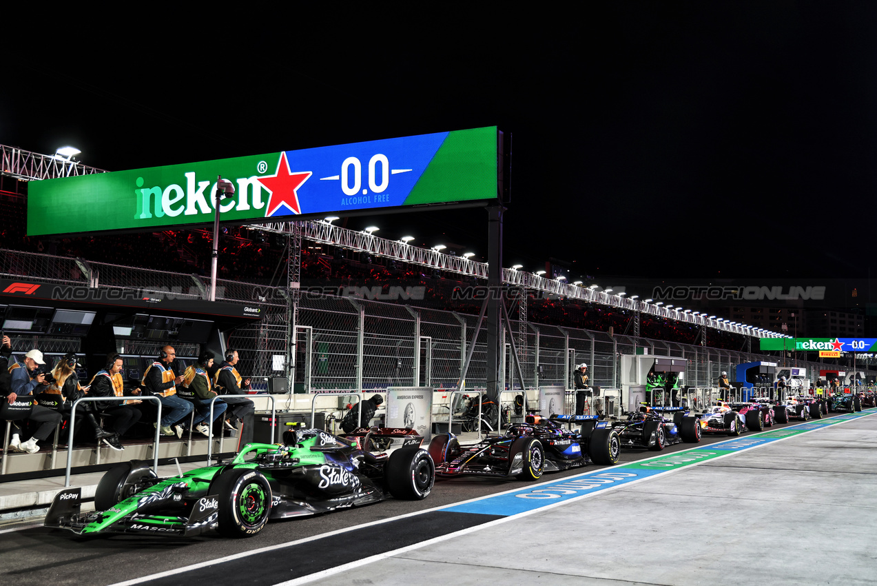 GP LAS VEGAS, Gabriel Bortoleto (BRA) Sauber C45 in the pits.

20.11.2025. Formula 1 World Championship, Rd 22, Las Vegas Grand Prix, Las Vegas, Nevada, USA, Practice Day

- www.xpbimages.com, EMail: requests@xpbimages.com © Copyright: Batchelor / XPB Images