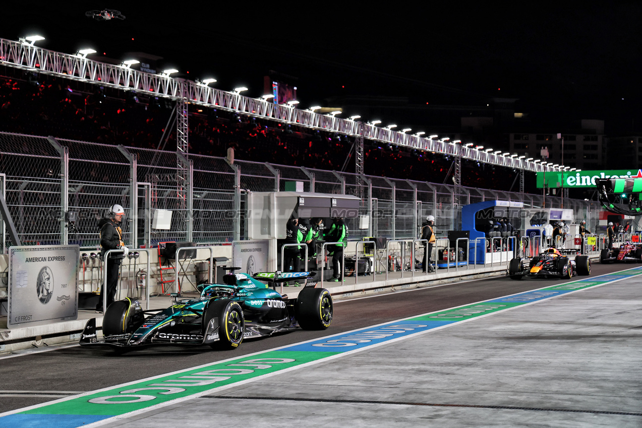 GP LAS VEGAS, Lance Stroll (CDN) Aston Martin F1 Team AMR25 in the pits.

20.11.2025. Formula 1 World Championship, Rd 22, Las Vegas Grand Prix, Las Vegas, Nevada, USA, Practice Day

- www.xpbimages.com, EMail: requests@xpbimages.com © Copyright: Batchelor / XPB Images