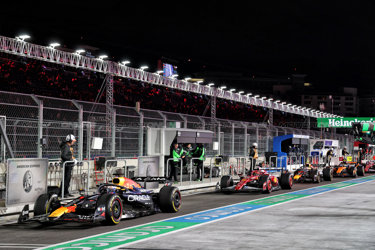 GP LAS VEGAS, Max Verstappen (NLD) Red Bull Racing RB21 in the pits.
20.11.2025. Formula 1 World Championship, Rd 22, Las Vegas Grand Prix, Las Vegas, Nevada, USA, Practice Day
- www.xpbimages.com, EMail: requests@xpbimages.com © Copyright: Batchelor / XPB Images