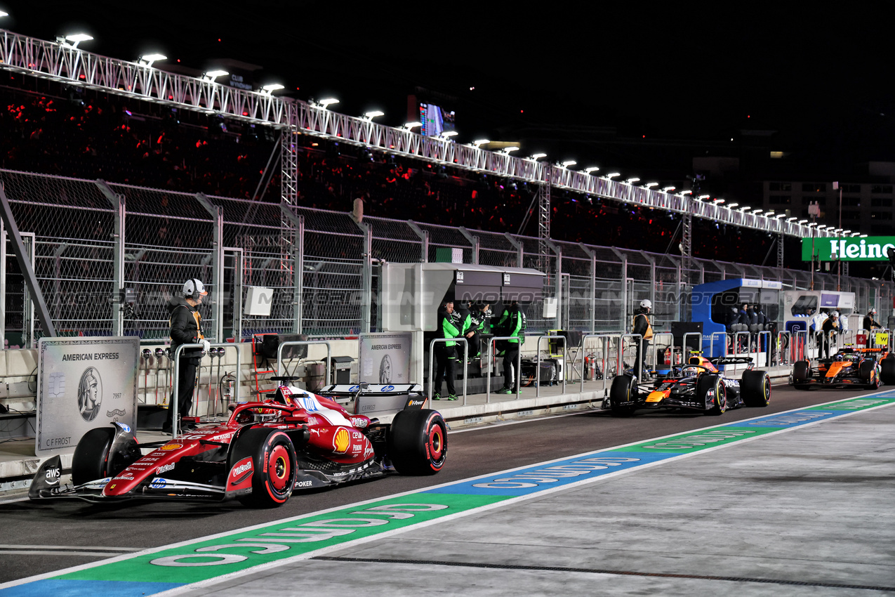 GP LAS VEGAS, Charles Leclerc (MON) Ferrari SF-25 in the pits.
20.11.2025. Formula 1 World Championship, Rd 22, Las Vegas Grand Prix, Las Vegas, Nevada, USA, Practice Day
- www.xpbimages.com, EMail: requests@xpbimages.com © Copyright: Batchelor / XPB Images