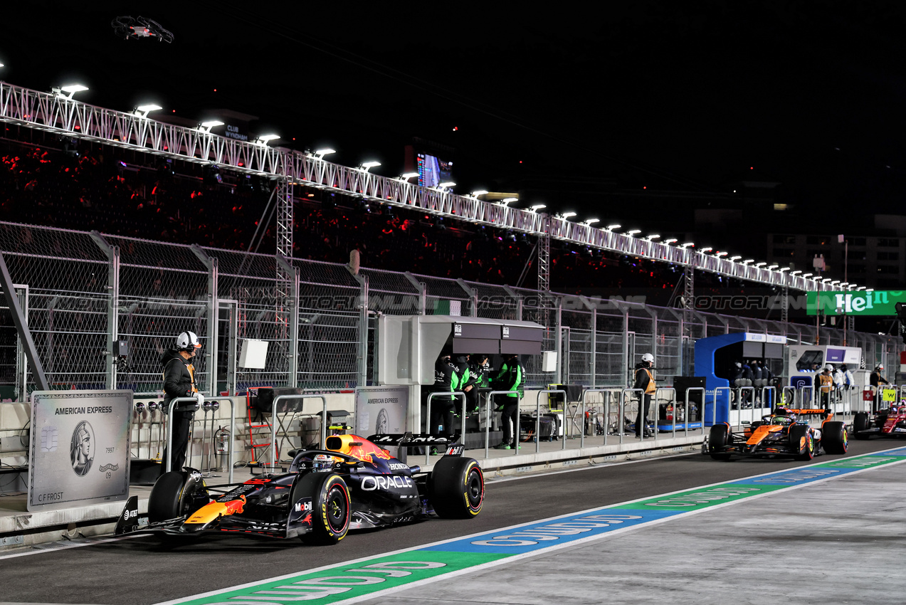 GP LAS VEGAS, Yuki Tsunoda (JPN) Red Bull Racing RB21 in the pits.

20.11.2025. Formula 1 World Championship, Rd 22, Las Vegas Grand Prix, Las Vegas, Nevada, USA, Practice Day

- www.xpbimages.com, EMail: requests@xpbimages.com © Copyright: Batchelor / XPB Images