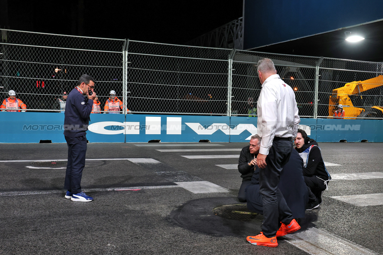GP LAS VEGAS, Rui Marques (POR) FIA Gara Director inspects a manhole cover that stopped the second practice session.

20.11.2025. Formula 1 World Championship, Rd 22, Las Vegas Grand Prix, Las Vegas, Nevada, USA, Practice Day

- www.xpbimages.com, EMail: requests@xpbimages.com © Copyright: Moy / XPB Images