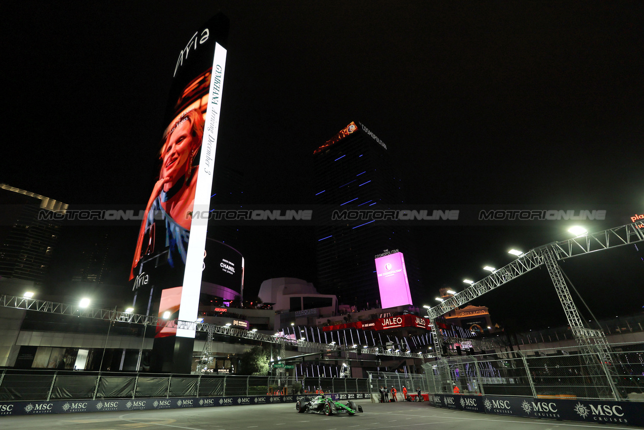 GP LAS VEGAS, Gabriel Bortoleto (BRA) Sauber C45.



20.11.2025. Formula 1 World Championship, Rd 22, Las Vegas Grand Prix, Las Vegas, Nevada, USA, Practice Day

- www.xpbimages.com, EMail: requests@xpbimages.com © Copyright: Moy / XPB Images