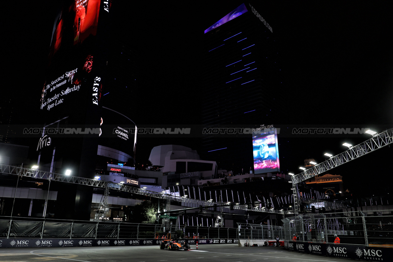 GP LAS VEGAS, Oscar Piastri (AUS) McLaren MCL39.

20.11.2025. Formula 1 World Championship, Rd 22, Las Vegas Grand Prix, Las Vegas, Nevada, USA, Practice Day

- www.xpbimages.com, EMail: requests@xpbimages.com © Copyright: Moy / XPB Images