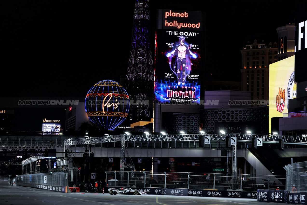 GP LAS VEGAS, Esteban Ocon (FRA) Haas VF-25.

20.11.2025. Formula 1 World Championship, Rd 22, Las Vegas Grand Prix, Las Vegas, Nevada, USA, Practice Day

- www.xpbimages.com, EMail: requests@xpbimages.com © Copyright: Moy / XPB Images