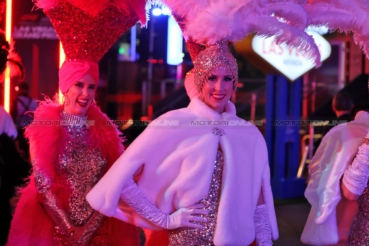 GP LAS VEGAS, Paddock Atmosfera.
20.11.2025. Formula 1 World Championship, Rd 22, Las Vegas Grand Prix, Las Vegas, Nevada, USA, Practice Day
- www.xpbimages.com, EMail: requests@xpbimages.com © Copyright: Moy / XPB Images