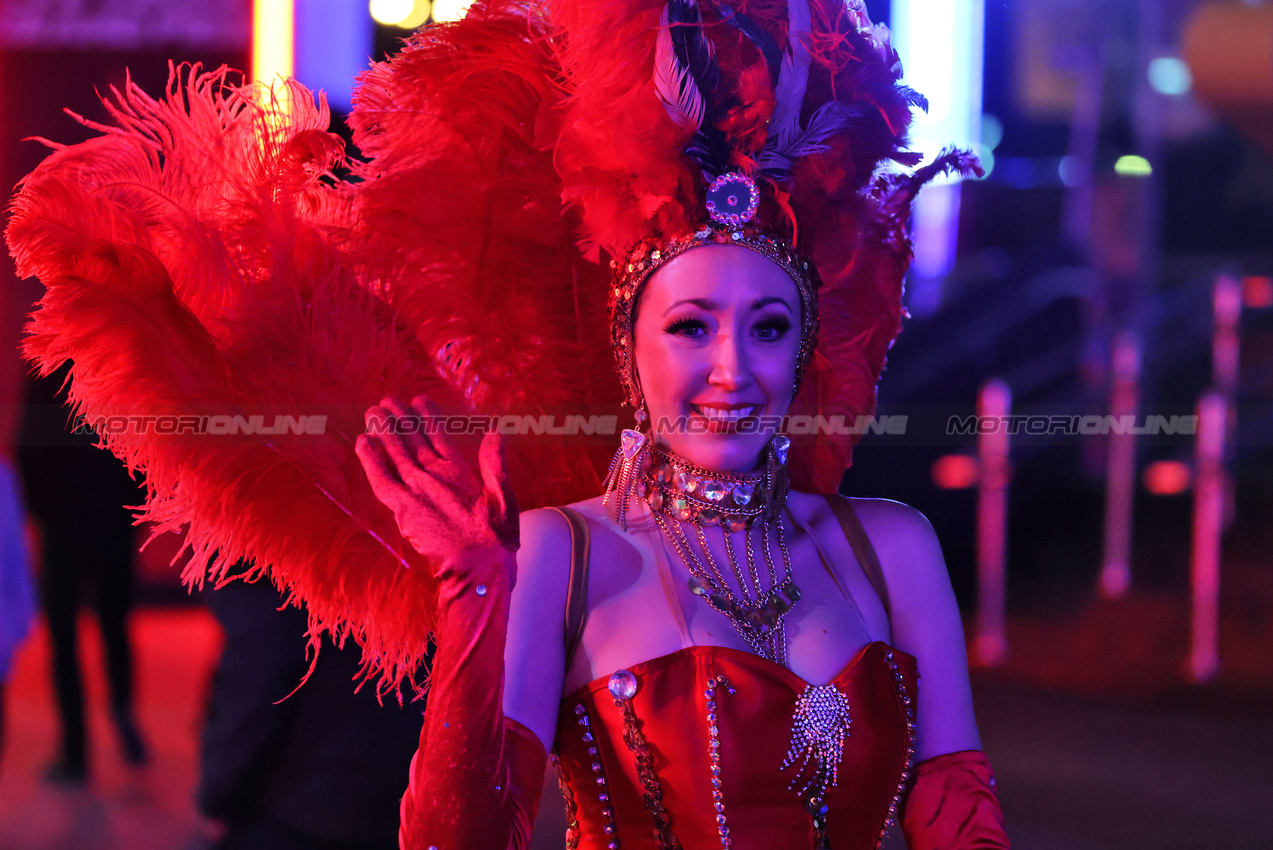 GP LAS VEGAS, Paddock Atmosfera.
20.11.2025. Formula 1 World Championship, Rd 22, Las Vegas Grand Prix, Las Vegas, Nevada, USA, Practice Day
- www.xpbimages.com, EMail: requests@xpbimages.com © Copyright: Moy / XPB Images
