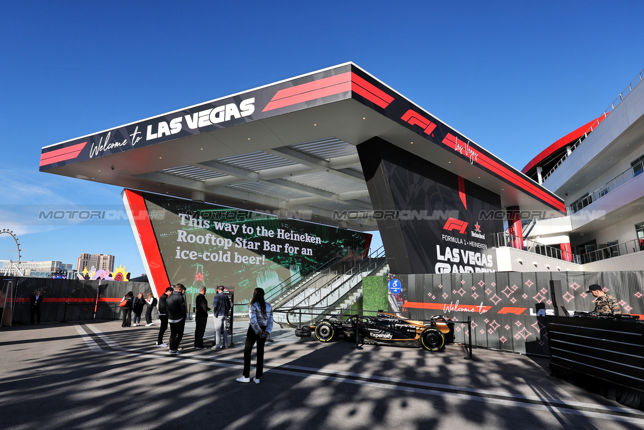 GP LAS VEGAS, Paddock Atmosfera.

20.11.2025. Formula 1 World Championship, Rd 22, Las Vegas Grand Prix, Las Vegas, Nevada, USA, Practice Day

- www.xpbimages.com, EMail: requests@xpbimages.com © Copyright: Moy / XPB Images
