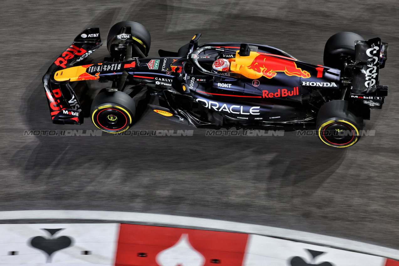 GP LAS VEGAS, Max Verstappen (NLD) Red Bull Racing RB21.

20.11.2025. Formula 1 World Championship, Rd 22, Las Vegas Grand Prix, Las Vegas, Nevada, USA, Practice Day

- www.xpbimages.com, EMail: requests@xpbimages.com © Copyright: Bearne / XPB Images