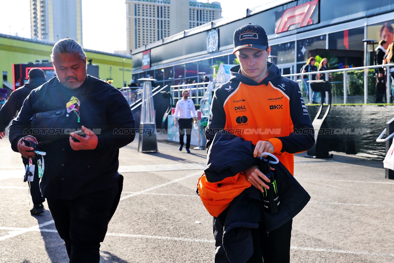 GP LAS VEGAS, Oscar Piastri (AUS) McLaren.

20.11.2025. Formula 1 World Championship, Rd 22, Las Vegas Grand Prix, Las Vegas, Nevada, USA, Practice Day

- www.xpbimages.com, EMail: requests@xpbimages.com © Copyright: Batchelor / XPB Images