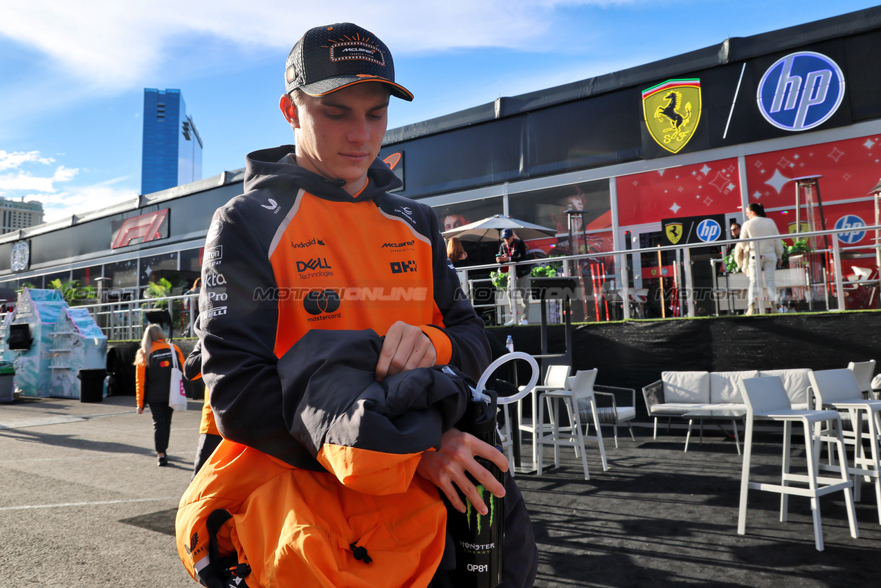 GP LAS VEGAS, Oscar Piastri (AUS) McLaren.
20.11.2025. Formula 1 World Championship, Rd 22, Las Vegas Grand Prix, Las Vegas, Nevada, USA, Practice Day
- www.xpbimages.com, EMail: requests@xpbimages.com © Copyright: Batchelor / XPB Images