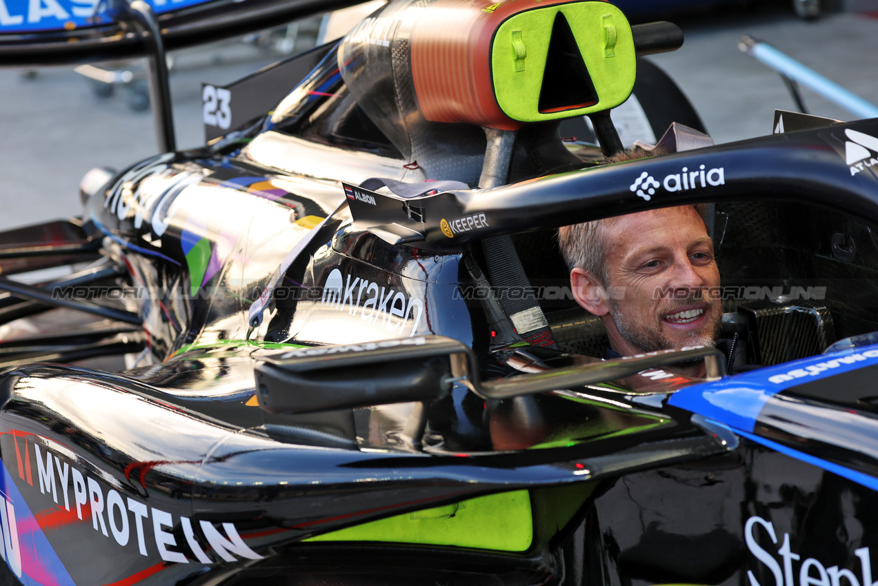 GP LAS VEGAS, Jenson Button (GBR) Sky Sports F1 Presenter / Atlassian Williams Racing Senior Advisor in the Atlassian Williams Racing FW47.
20.11.2025. Formula 1 World Championship, Rd 22, Las Vegas Grand Prix, Las Vegas, Nevada, USA, Practice Day
- www.xpbimages.com, EMail: requests@xpbimages.com © Copyright: Batchelor / XPB Images