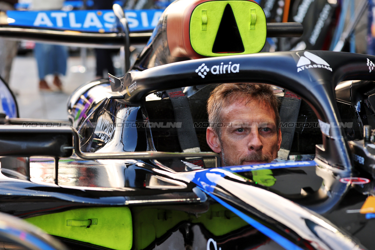 GP LAS VEGAS, Jenson Button (GBR) Sky Sports F1 Presenter / Atlassian Williams Racing Senior Advisor in the Atlassian Williams Racing FW47.
20.11.2025. Formula 1 World Championship, Rd 22, Las Vegas Grand Prix, Las Vegas, Nevada, USA, Practice Day
- www.xpbimages.com, EMail: requests@xpbimages.com © Copyright: Batchelor / XPB Images
