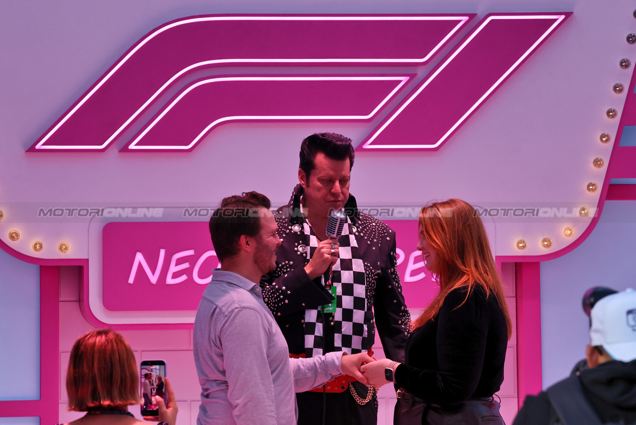 GP LAS VEGAS, Circuit Atmosfera - a wedding in the paddock Pink Chapel.

20.11.2025. Formula 1 World Championship, Rd 22, Las Vegas Grand Prix, Las Vegas, Nevada, USA, Practice Day

- www.xpbimages.com, EMail: requests@xpbimages.com © Copyright: Batchelor / XPB Images