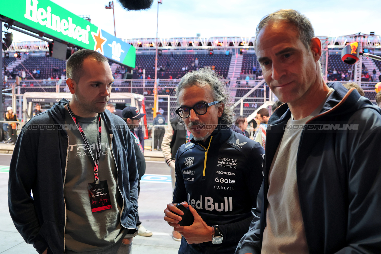 GP LAS VEGAS, Laurent Mekies (FRA) Red Bull Racing Team Principal e CEO (Centre) with Oliver Mintzlaff (GER) Red Bull Managing Director (Right).
20.11.2025. Formula 1 World Championship, Rd 22, Las Vegas Grand Prix, Las Vegas, Nevada, USA, Practice Day
- www.xpbimages.com, EMail: requests@xpbimages.com © Copyright: Batchelor / XPB Images