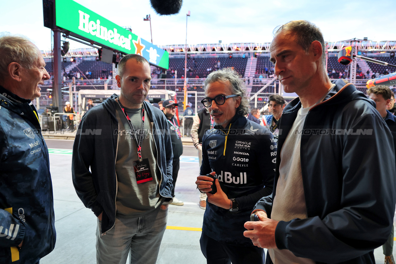 GP LAS VEGAS, Laurent Mekies (FRA) Red Bull Racing Team Principal e CEO (Centre) with Oliver Mintzlaff (GER) Red Bull Managing Director (Right) e Dr Helmut Marko (AUT) Red Bull Motorsport Consultant (Left).

20.11.2025. Formula 1 World Championship, Rd 22, Las Vegas Grand Prix, Las Vegas, Nevada, USA, Practice Day

- www.xpbimages.com, EMail: requests@xpbimages.com © Copyright: Batchelor / XPB Images