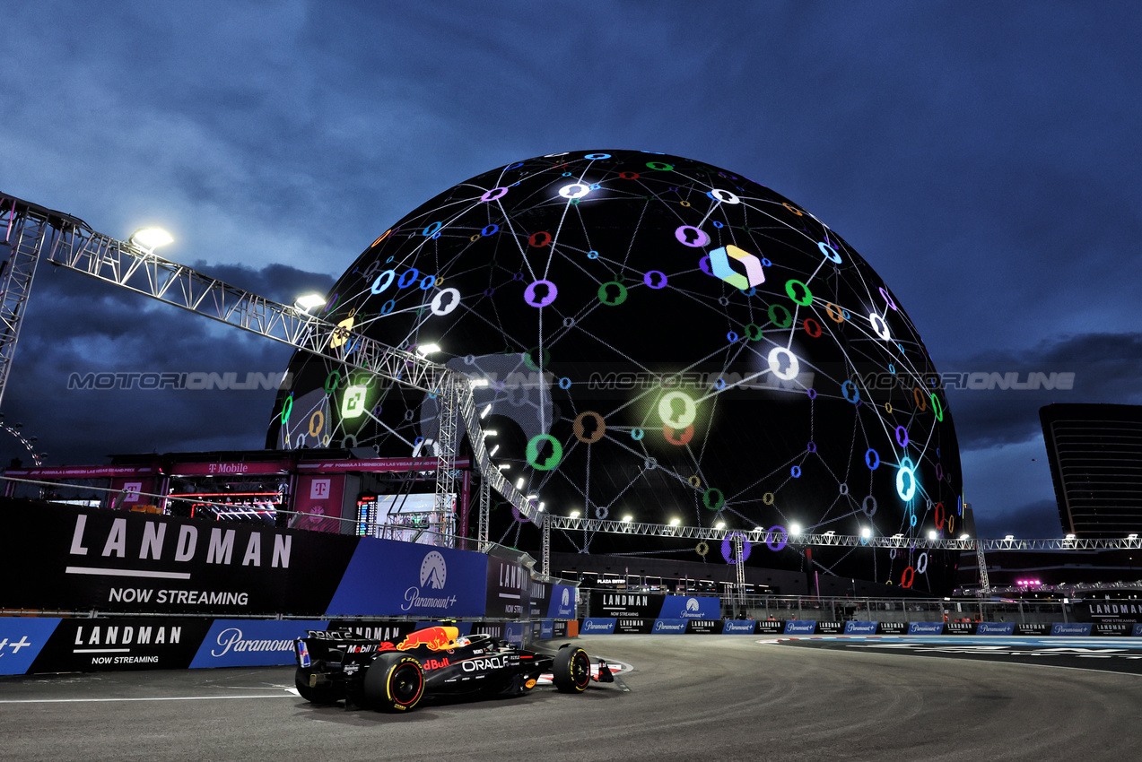 GP LAS VEGAS, Yuki Tsunoda (JPN) Red Bull Racing RB21.
20.11.2025. Formula 1 World Championship, Rd 22, Las Vegas Grand Prix, Las Vegas, Nevada, USA, Practice Day
- www.xpbimages.com, EMail: requests@xpbimages.com © Copyright: Bearne / XPB Images
