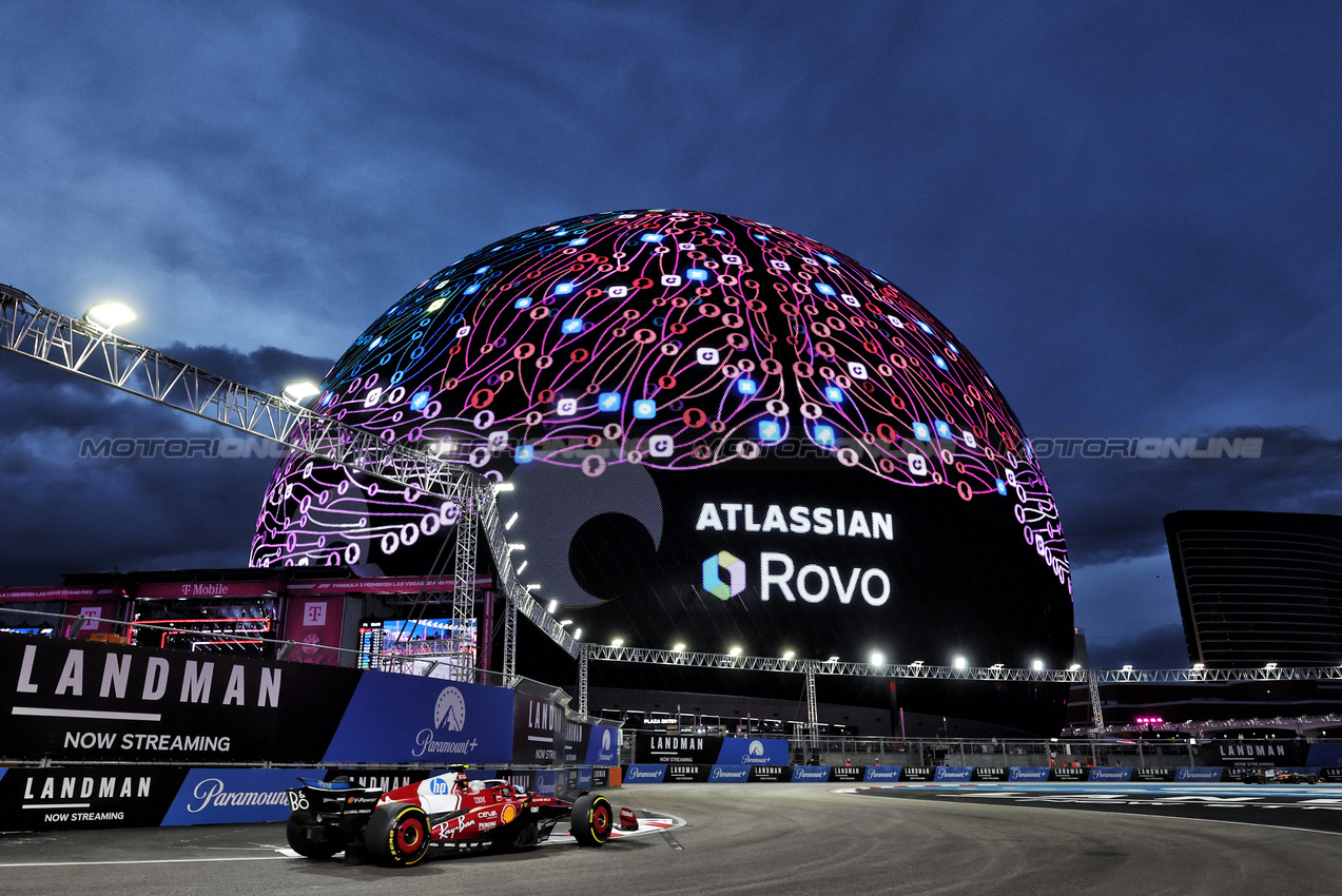 GP LAS VEGAS, Lewis Hamilton (GBR) Ferrari SF-25.
20.11.2025. Formula 1 World Championship, Rd 22, Las Vegas Grand Prix, Las Vegas, Nevada, USA, Practice Day
- www.xpbimages.com, EMail: requests@xpbimages.com © Copyright: Bearne / XPB Images