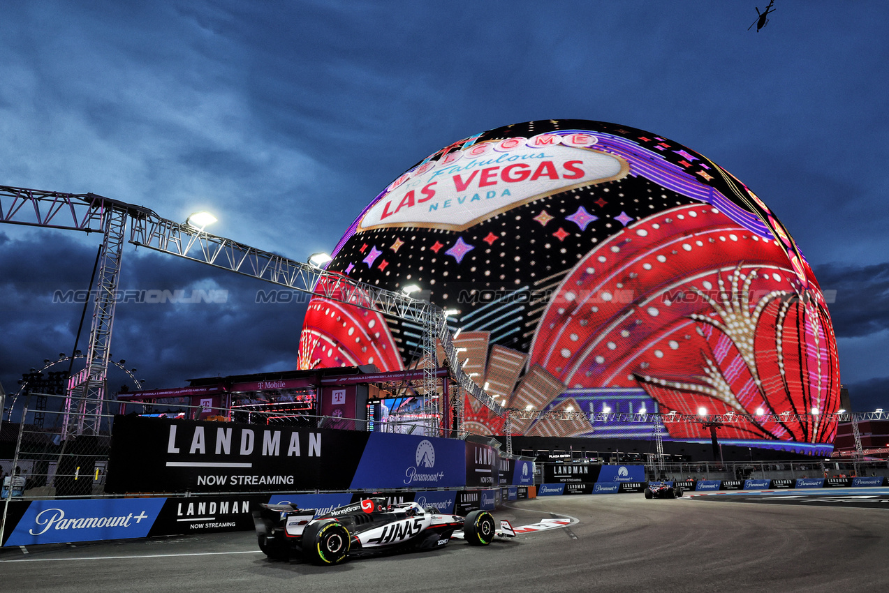 GP LAS VEGAS, Esteban Ocon (FRA) Haas VF-25.
20.11.2025. Formula 1 World Championship, Rd 22, Las Vegas Grand Prix, Las Vegas, Nevada, USA, Practice Day
- www.xpbimages.com, EMail: requests@xpbimages.com © Copyright: Bearne / XPB Images